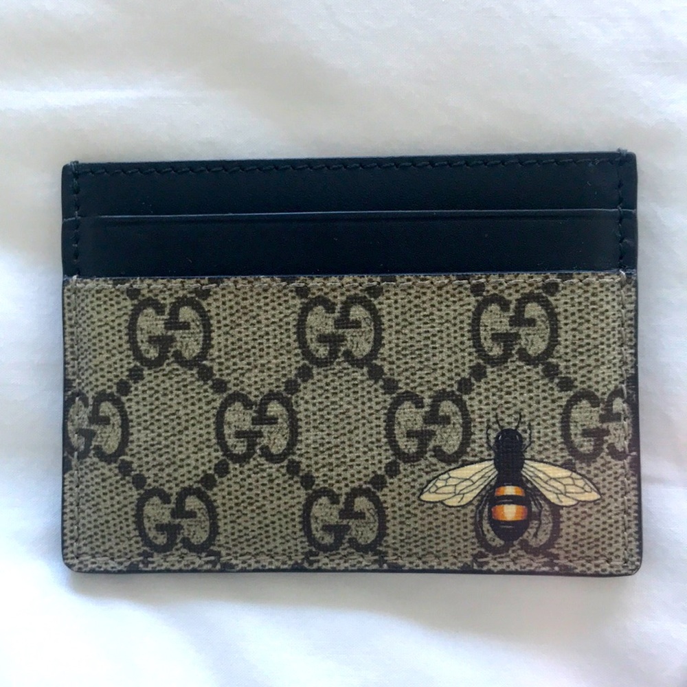 Gucci Men’s bee card holder.